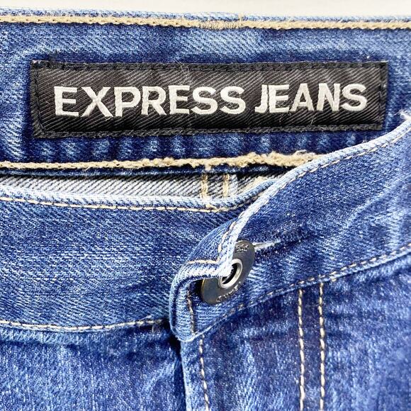 EXPRESS Men's Loose Fit Straight Leg Mid-Rise Cotton Jeans - Picture 9 of 11